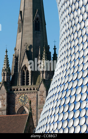 Selfridges building bull ring shopping mall con St Martins chiesa guglia Birmingham West Midlands England. Foto Stock