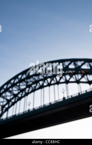 Una offuscata fuori fuoco vista sul Tyne Bridge [un attraverso il ponte di arco] profilarsi all'imbrunire, dal Newcastle Quayside. Foto Stock