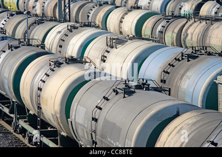 Trasporto di petrolio nel serbatoio ferroviario sulla stazione Foto Stock