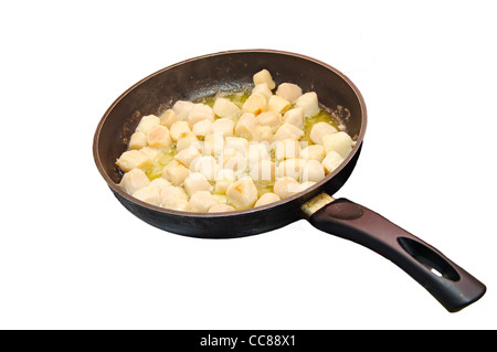 La preparazione di saute di conchiglie dei pellegrini (con il burro in una padella Foto Stock