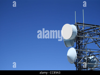 Antenna per microonde tower con abbondanza di cielo blu copia spazio per lato Foto Stock