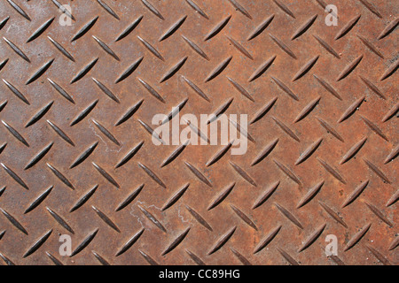Arrugginita testurizzato pannello di acciaio con il modello a rombo sollevato Foto Stock