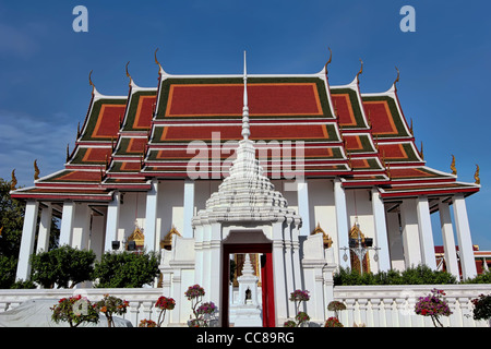 Vista principale di Bot/Wihan (Temple Hall) al Wat Ratchanadda Foto Stock