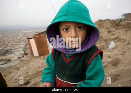 Un giovane ragazzo in un villaggio squatter in Lima, Perù, Sud America. Foto Stock