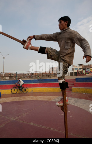 La pratica della gioventù a piedi su palafitte in Lima, Perù, Sud America Foto Stock