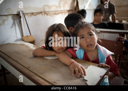 I bambini seduti in una piccola scuola di Lima, Perù, Sud America. Foto Stock