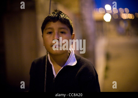 Un ragazzo per le strade di Lima, Perù, Sud America. Foto Stock