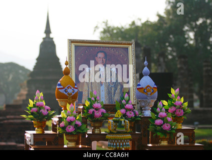 Omaggio al re " Rama IX' (Bhumibol Adulyadej) in occasione dell'Loi krathong' festival in Sukothai parco storico, Thailandia. Foto Stock