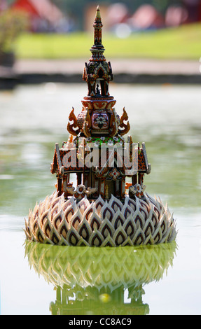 Un 'krathong' ione flottante l'acqua di uno stagno all'interno di The Sukhothai Historical Park, Thailandia. Foto Stock