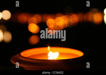 Candele nel buio di notte durante la "Loi krathong' festival. Sukhothai Historical Park, Thailandia. Foto Stock