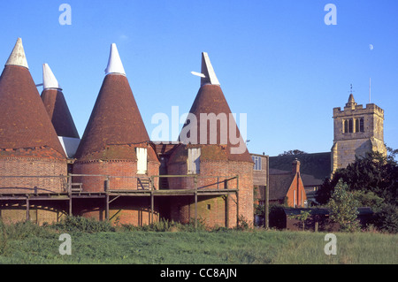 Immagine del patrimonio di Oast case utilizzati per essiccazione in forno del luppolo nella birra il processo di produzione della birra si trova nei pressi del centro storico di Horsmonden chiesa parrocchiale & tower Kent REGNO UNITO Foto Stock