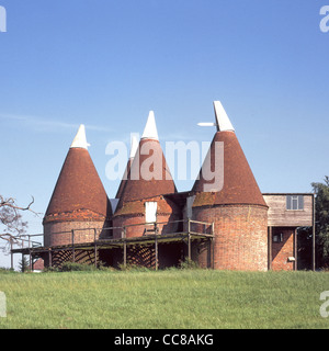 Storia passata vista di Oast house utilizzato per essiccazione in forno del luppolo nella fabbricazione della birra procedimento vicino al villaggio di Horsmonden impostato nel Kent paesaggio inglese UK Foto Stock