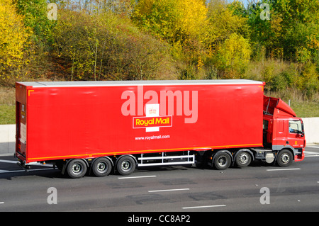 Vista laterale del rosso Royal Mail logistica di distribuzione di mezzi pesanti autocarro autocarro autocarro e rimorchio articolato percorrendo l autostrada M25, Essex England Regno Unito Foto Stock