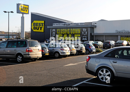 Best Buy tecnologia elettrica store grande chiusura vendita segno con pranzo Parcheggio auto gratuito Lakeside Retail Park West Thurrock Essex England Regno Unito Foto Stock