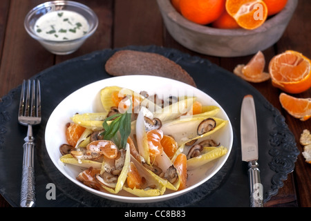 Le cicorie di Bruxelles con insalata di arance mandarini, funghi e pinoli Foto Stock