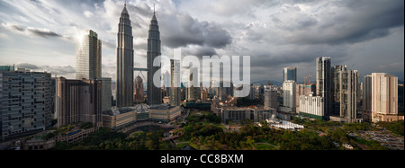 Panorama del centro cittadino di Kuala Lumpur con torri Petronas, Kuala Lumpur, Malesia Foto Stock