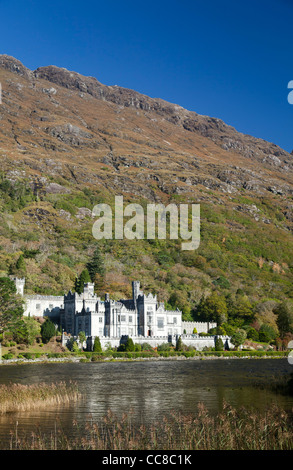 Kylemore Abbey sulle rive del Lough Pollacappul, Connemara, nella contea di Galway, Irlanda. Foto Stock