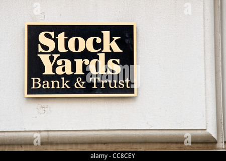 Segno quadrato sulla parete di uno Stock Yards Bank & Trust Building a Cincinnati, Ohio Foto Stock