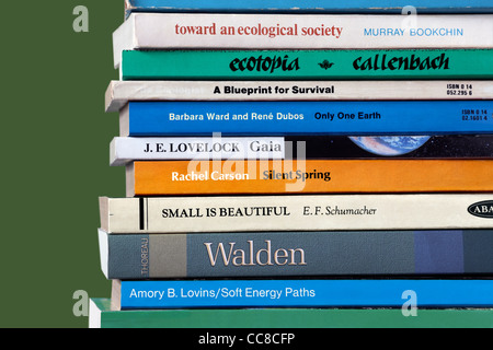 Una selezione di libri su questioni ambientali, compresi titoli storici che hanno influenzato il movimento verde. Foto Stock