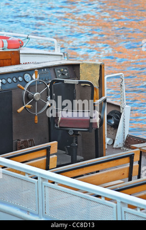 Quadro della strumentazione e al volante di una barca a motore abitacolo Foto Stock