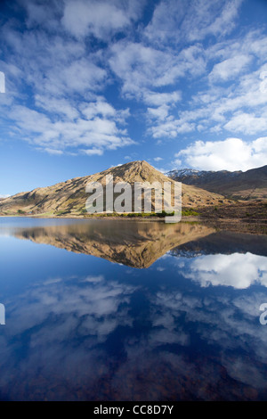 La riflessione di Benbaun Montagna in Kylemore Lough, Connemara, nella contea di Galway, Irlanda. Foto Stock