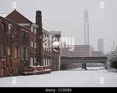 Congelati Birmingham canal con BT Post Office Tower in background Foto Stock