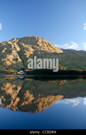 Serata di riflessione del Twelve Bens montagne di Kylemore Lough, Connemara, nella contea di Galway, Irlanda. Foto Stock