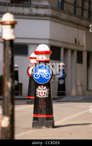 Segnaletica ciclistica con lo stemma della città nella città di Londra - Inghilterra Foto Stock