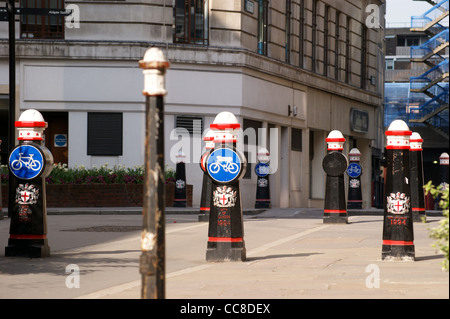 Segnaletica ciclistica con lo stemma della città nella città di Londra - Inghilterra Foto Stock