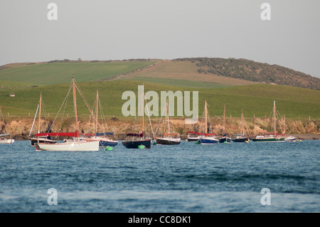 Barche ormeggiate in un estuario, Cornwall Foto Stock