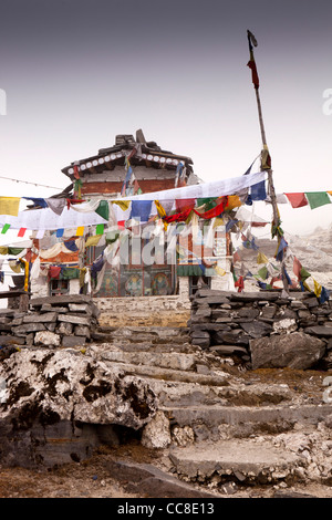 India, Arunachal Pradesh, Senge, preghiere bandiere in cloud a chorten vicino alla parte superiore di Sela pass Foto Stock