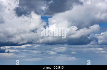 Il Cumulus bianche nuvole e un cielo blu. Foto Stock