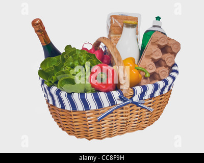 Detailansicht eines Weidenkorbes mit verschiedenen Lebensmitteln | Dettaglio foto di un cesto in vimini, riempito con i prodotti alimentari Foto Stock