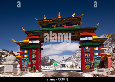 India, Arunachal Pradesh, Sela Pass, alta altitudine road passando sotto il gateway colorati di Tawang Foto Stock