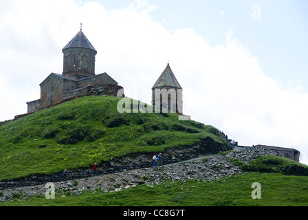 La Georgia, xiv secolo Gergeti Trinity Church (Tsminda Sameba) chiesa della Santa Trinità nei pressi del villaggio di Gergeti Foto Stock