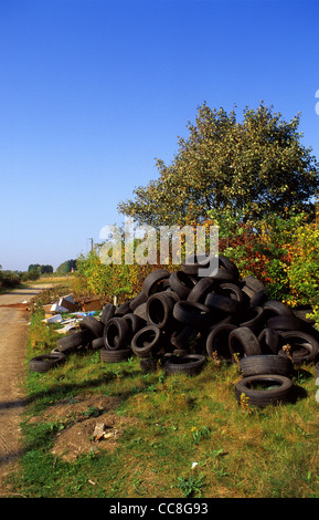 Vecchia auto pneumatici a sinistra al ciglio della strada REGNO UNITO Foto Stock