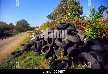 Vecchia auto pneumatici a sinistra al ciglio della strada REGNO UNITO Foto Stock