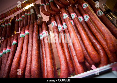 Salsicce ungherese in vendita in un mercato Foto Stock