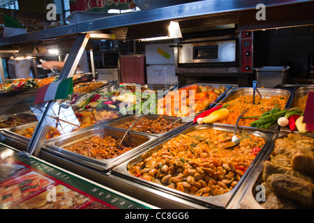 Un cibo stallo in un mercato di Budapest Foto Stock