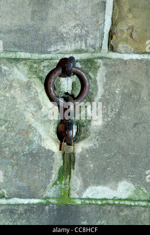 Il vecchio anello di ferro sul muro di pietra di panno Hall Cracow Polonia Foto Stock