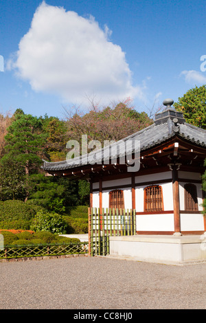 Un piccolo edificio scolastico nei motivi del Ryoan-ji il tempio di Kyoto, Giappone. Foto Stock