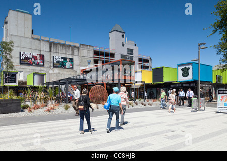 La gente a piedi nel centro commerciale realizzato da contenitori di spedizione nel centro di Christchurch in Nuova Zelanda. Foto Stock