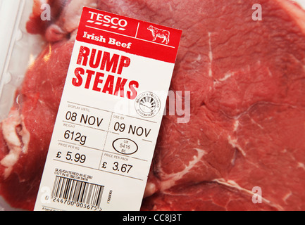 Supermercato Tesco la carne bovina irlandese Scamone bistecca. Foto Stock