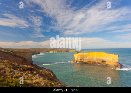 Costa scoscesa linea sulla Great Ocean Road vicino alla Gola Loch Ard, Port Campbell sulla costa sud occidentale di Victoria, Australia Foto Stock