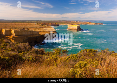 Costa scoscesa linea sulla Great Ocean Road vicino alla Gola Loch Ard, Port Campbell sulla costa sud occidentale di Victoria, Australia Foto Stock