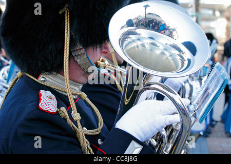 Tubista nella banda del Reale Danese di vita delle guardie prestazioni nella celebrazione della Regina Margrethe II di Danimarca quarantesimo giubileo Foto Stock