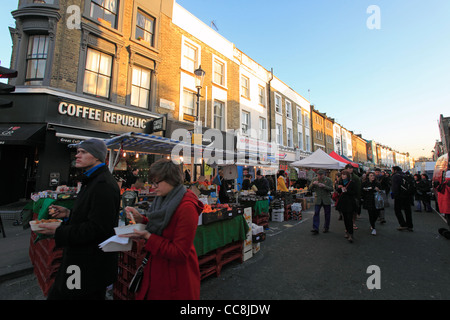 Regno Unito London borough di kensington e chelsea Portobello Road Sabato mercatino di antiquariato Foto Stock