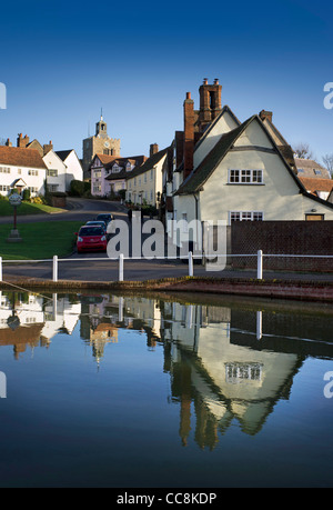 Finchingfield in inverno riflessa nell'acqua Foto Stock