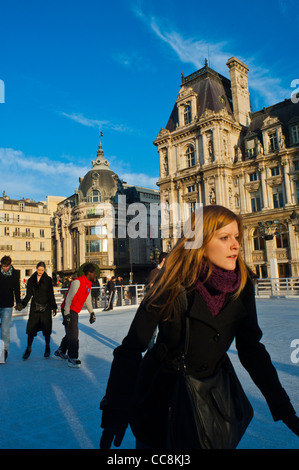 Parigi, Francia, ragazza giovanissima, Piazza della città, con adolescenti pattinaggio su ghiaccio nel circuito di pattinaggio all'aperto, hotel de ville Paris, pattinaggio su ghiaccio pubblico Foto Stock