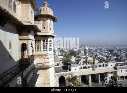 Parziale vista sul Palazzo di Città di Udaipur, casa del Maharaja di Udaipur, un museo e un hotel di lusso, Rajasthan, India Foto Stock
